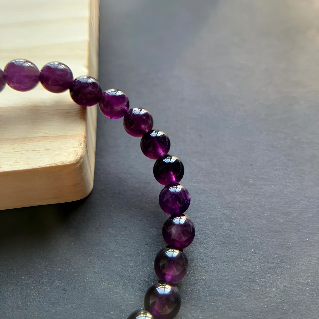 Amethyst Bracelet II 8mm Detail